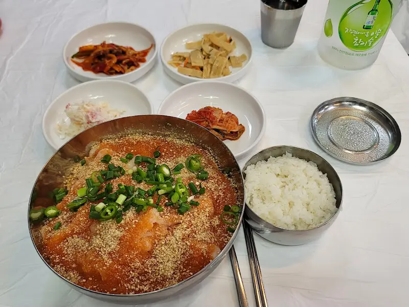 물회와 함께 제공되는 정갈한 밑반찬