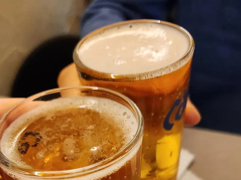 시원한 맥주 두 잔이 테이블 위에 놓여 있는 모습