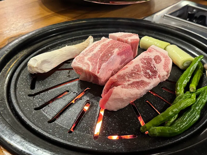 두툼한 돼지고기와 신선한 야채