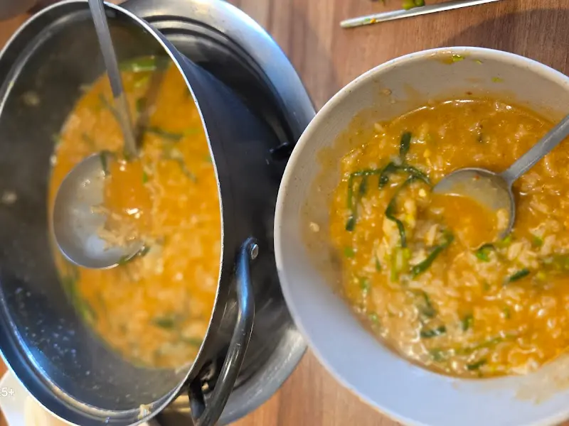 어죽을 맛보는 모습