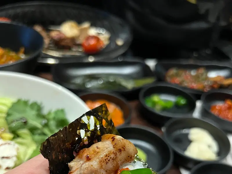 손에 들린 구운 고기