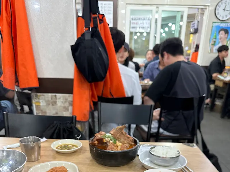 식당 내부에는 손님들이 가득 차 있다.