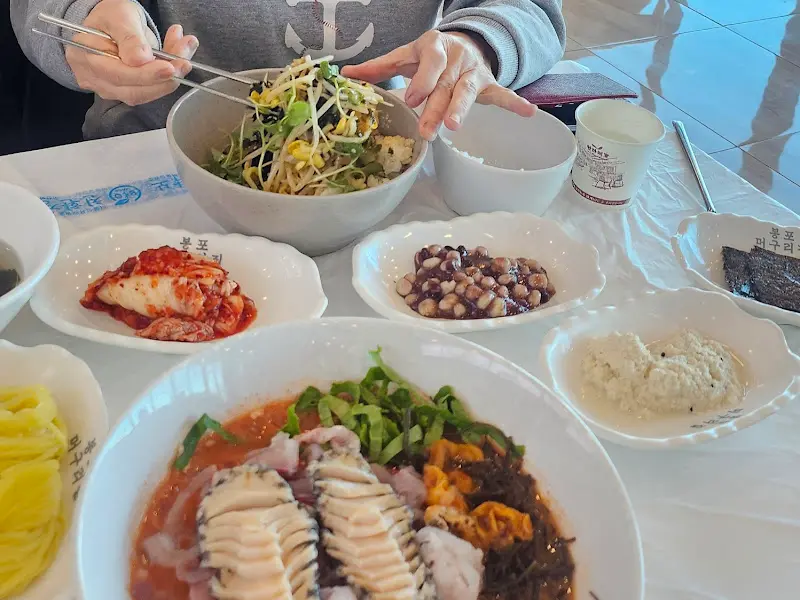 물회에 면사리를 넣어 먹는 모습