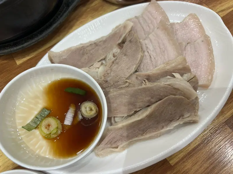 수육과 소스의 클로즈업 샷