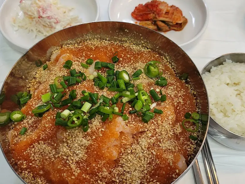 밥을 말아 더욱 풍성한 맛을 내는 가자미 물회