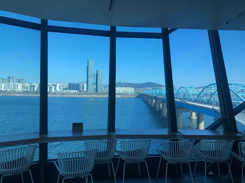 통유리창 너머로 보이는 한강과 다리