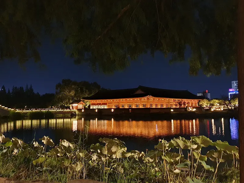밤에 본 연화정도서관