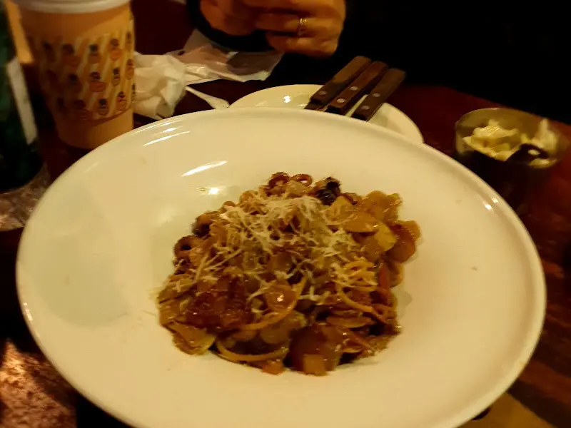 접시에 담긴 먹물 리조또