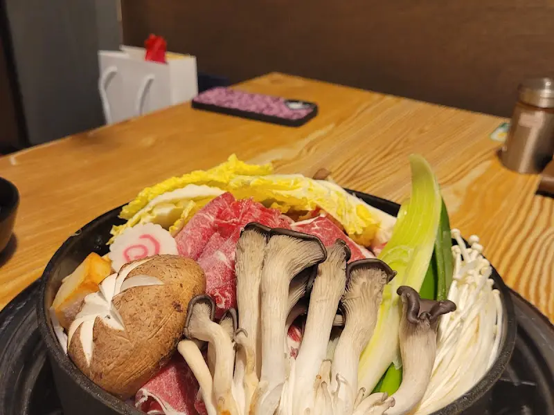 스키야키 재료가 담긴 냄비