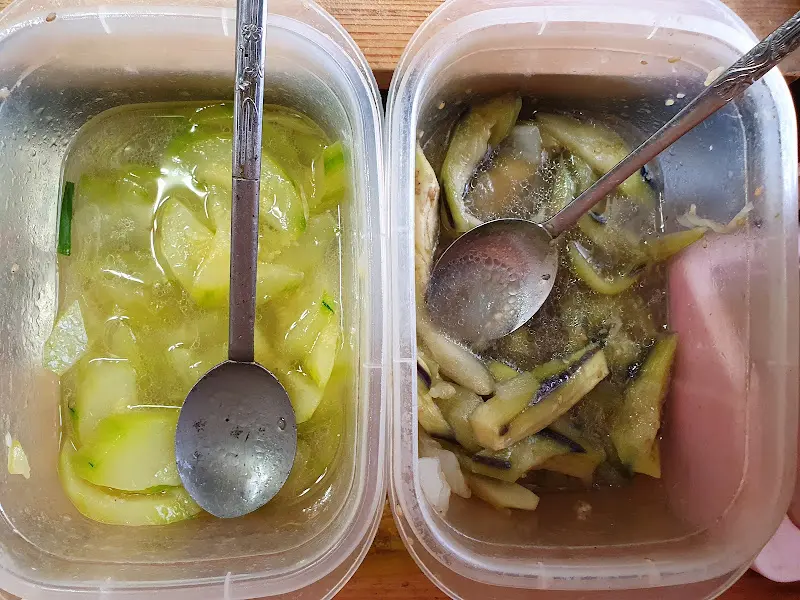 플라스틱 반찬통에 담긴 호박나물