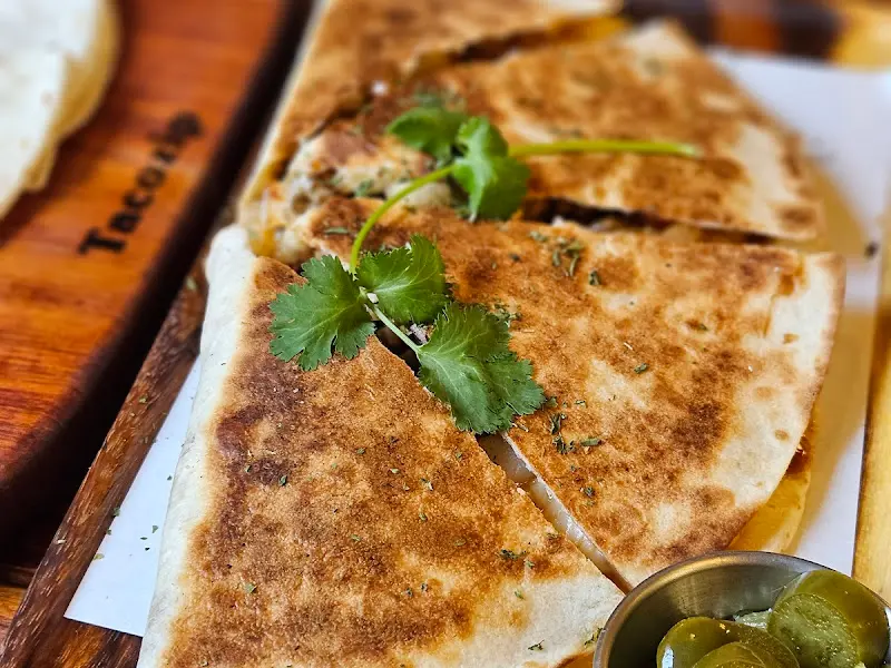 겉은 바삭하고 속은 촉촉한 퀘사디아