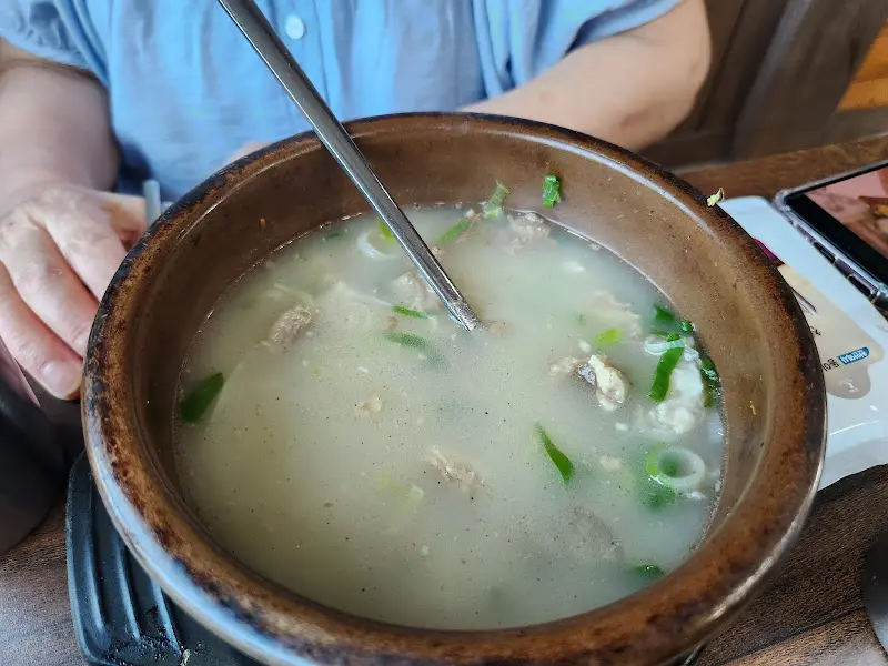 뽀얀 국물이 인상적인 한우곰탕