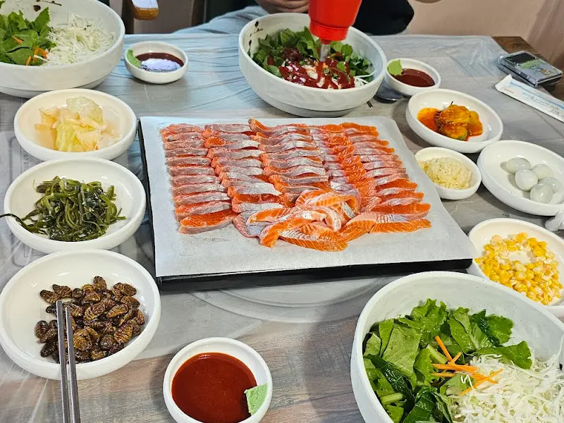 푸짐한 송어회 한 상