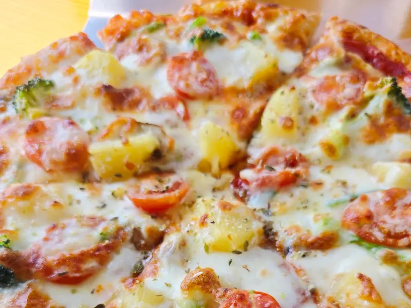 파인애플, 토마토, 브로콜리가 듬뿍 올라간 하와이안 피자