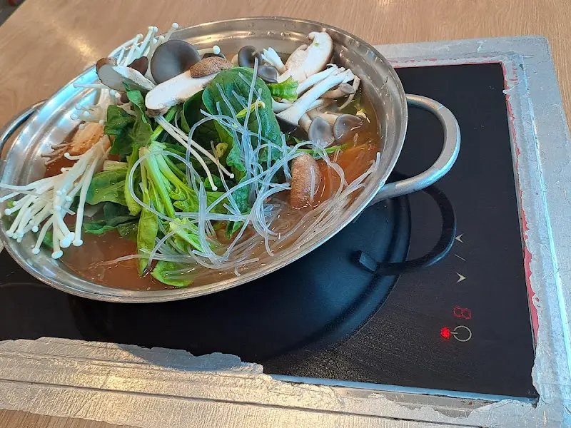 테이블 위 냄비에 담긴 두부전골