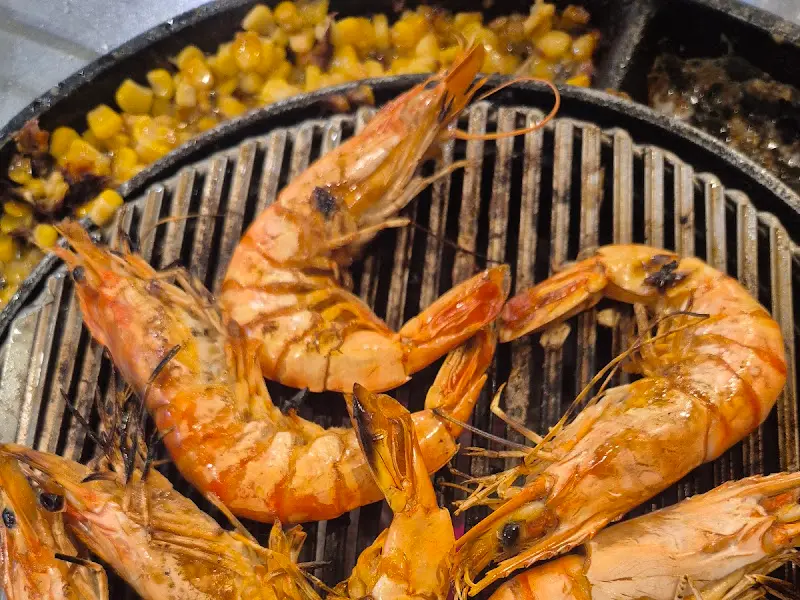 불판 위에서 노릇하게 구워진 새우