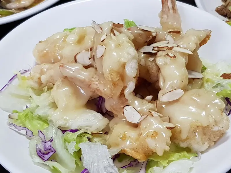 상큼한 드레싱과 바삭한 새우의 조화, 크림새우