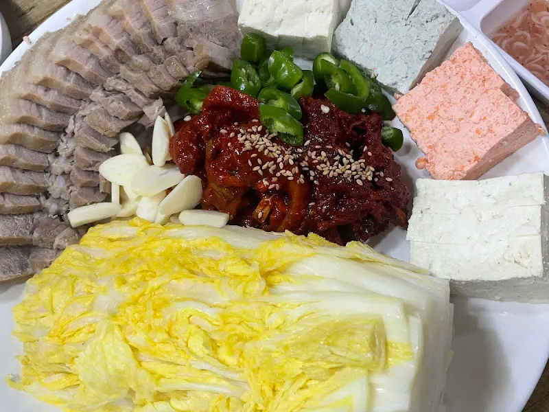 다채로운 색상의 포두부 삼합