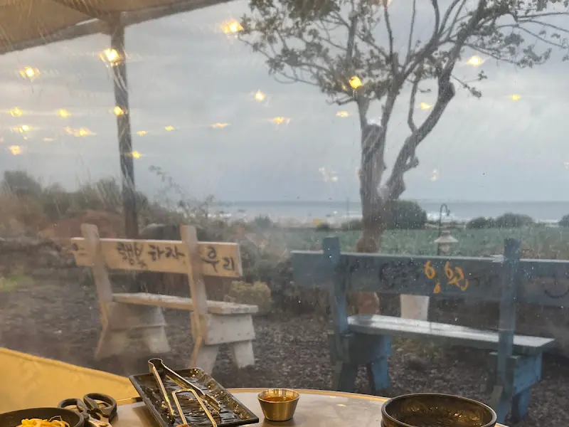 창밖으로 보이는 바다 뷰