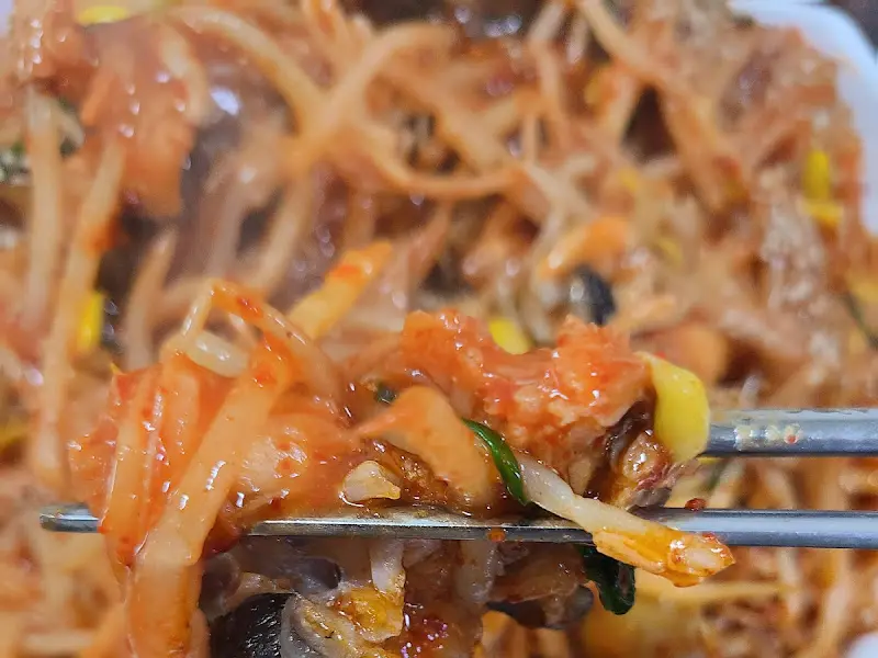 젓가락으로 집어올린 아귀찜