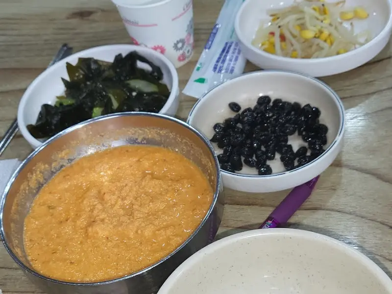 다양한 밑반찬이 테이블 위에 놓여 있는 모습