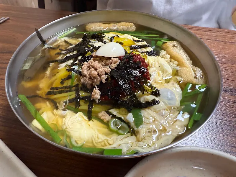 따뜻한 국물에 담겨 나오는 풍미당의 물쫄면