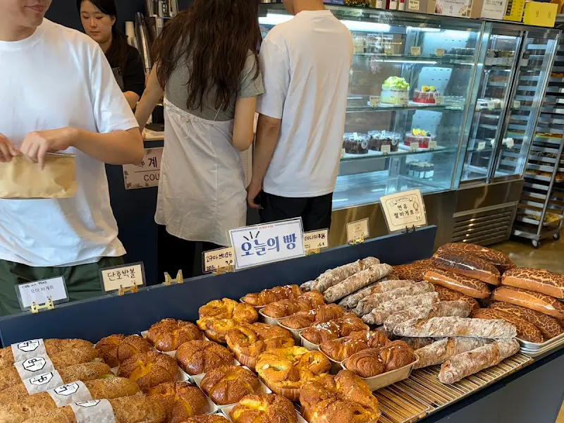 오늘의 빵 코너와 빵을 고르는 손님들