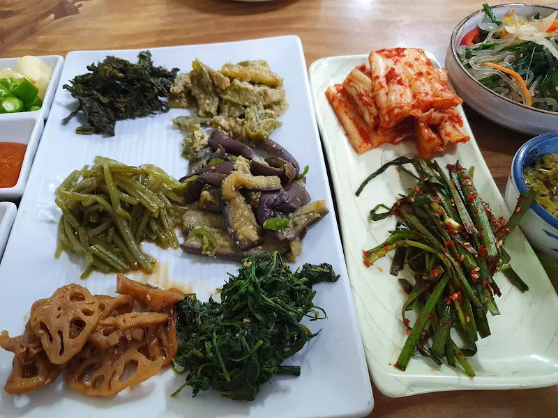 다채로운 색감의 곁들임 찬