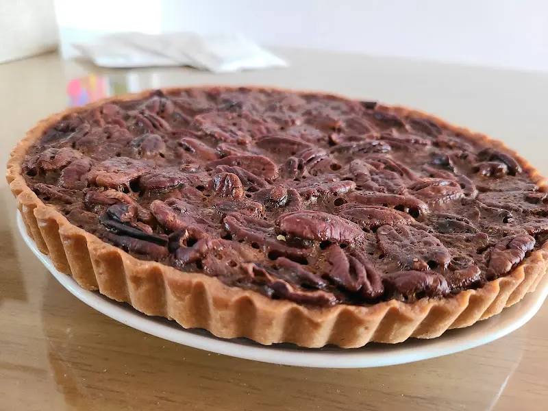 접시에 담긴 피칸 파이