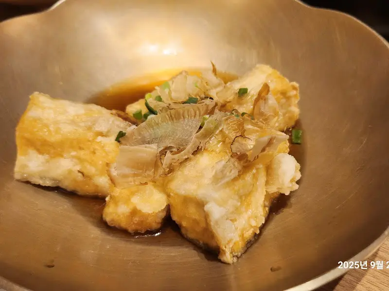 따뜻하게 제공되는 두부 요리