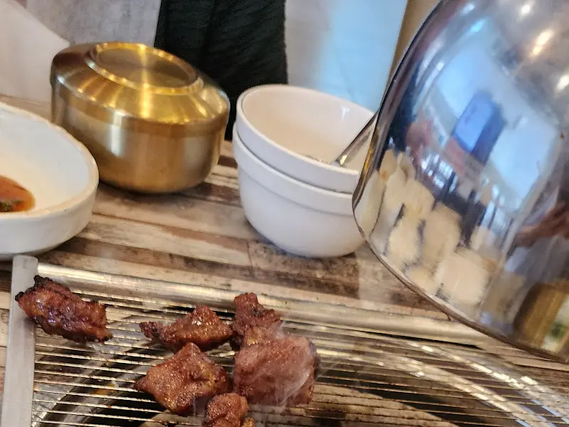 노릇하게 구워진 갈비의 모습