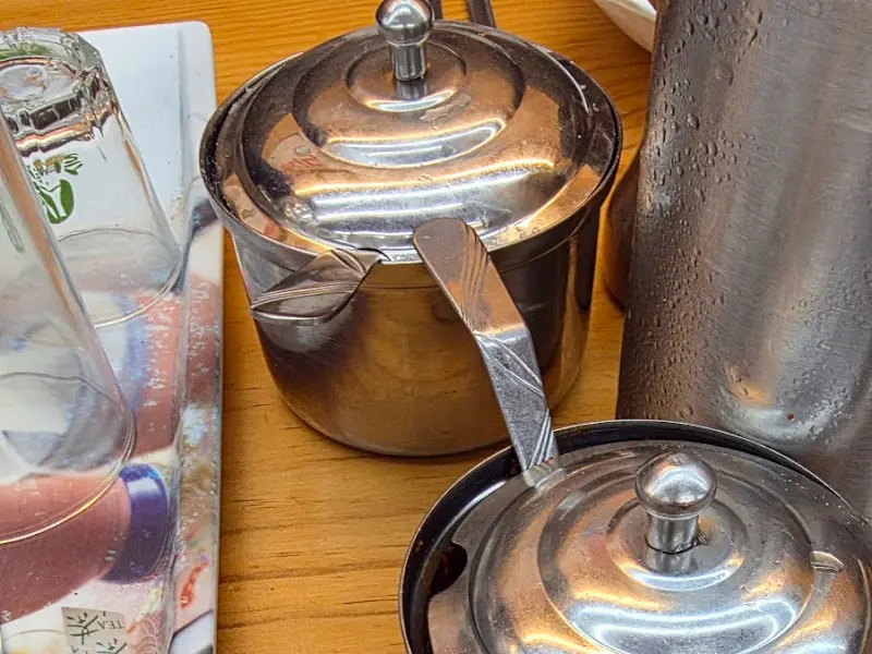 테이블 위에 놓인 식기류