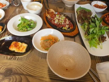 곤드레 솥밥과 푸짐한 쌈 채소의 향연, 의왕에서 맛보는 건강한 정식 한 상 (지역명 + 맛집)