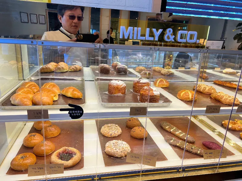 베이커리 진열대의 모습