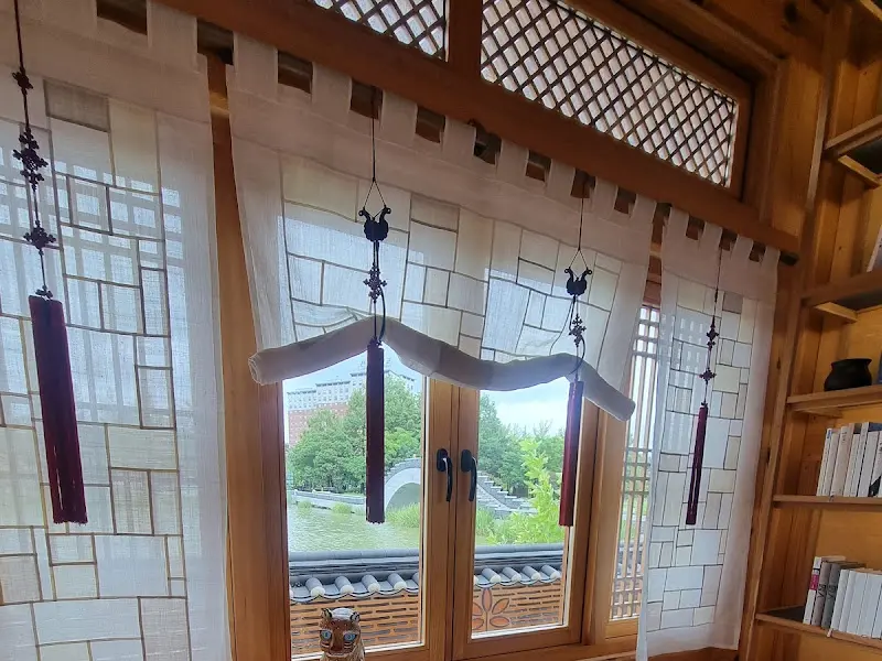 연화정도서관 내부의 창문과 커튼