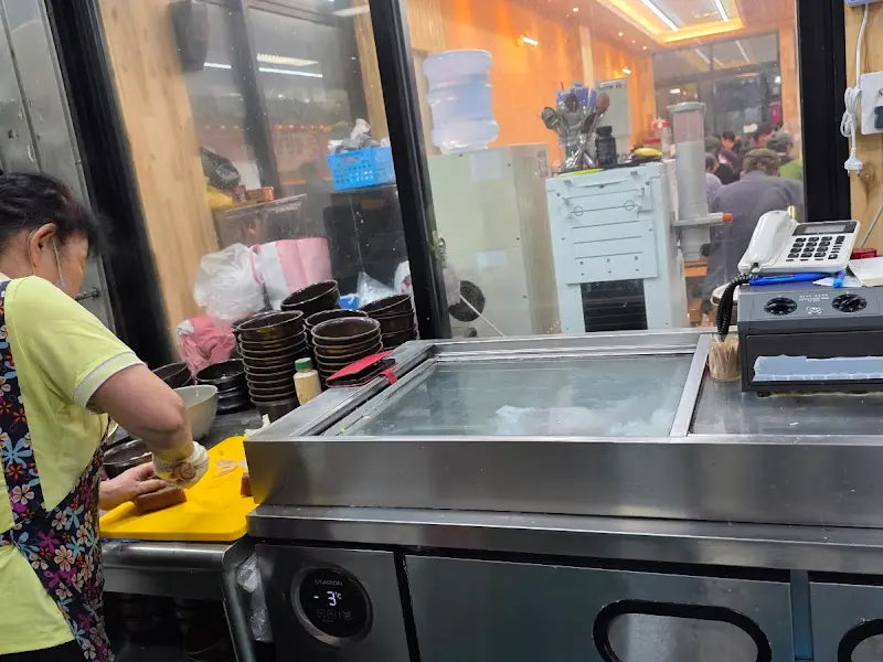 주방에서 분주하게 음식을 준비하는 모습