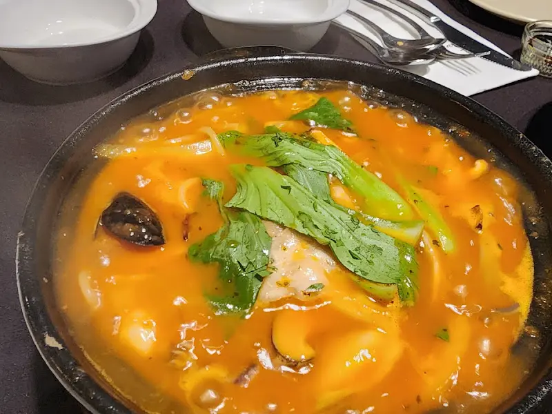 테이블 위에 놓인 매콤한 파스타 요리