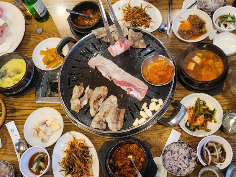 한상 가득 차려진 쌈밥