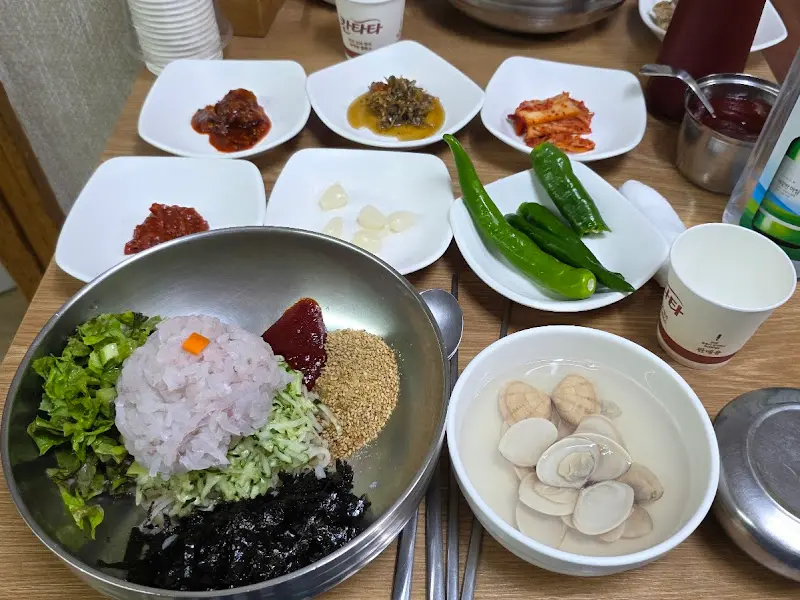 물회와 밑반찬 한 상 차림