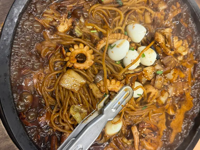 돌판 위에서 지글거리는 짜장의 모습