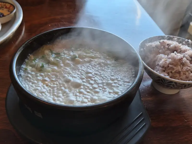 뽀얀 국물의 황태해장국