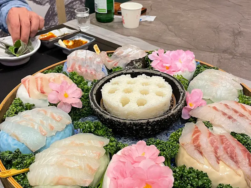 화려한 플레이팅의 모듬회