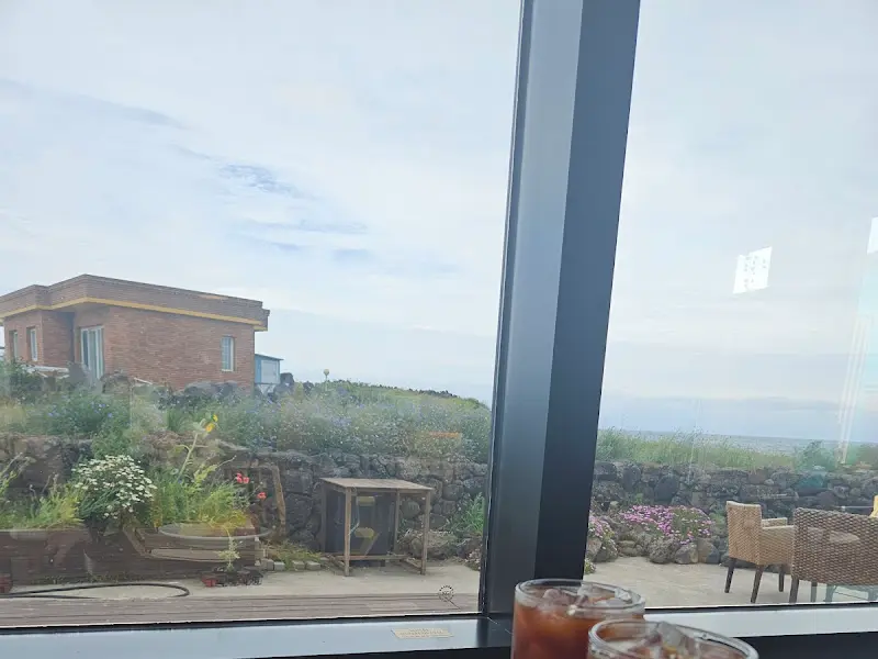 창밖으로 보이는 한적한 풍경