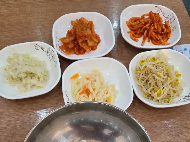 다섯 가지 반찬이 담긴 접시