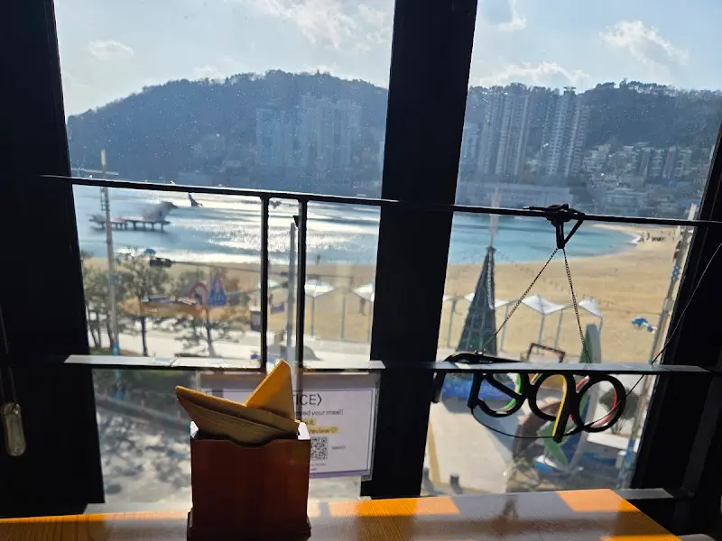 송도해수욕장이 한눈에 보이는 창가 좌석 뷰