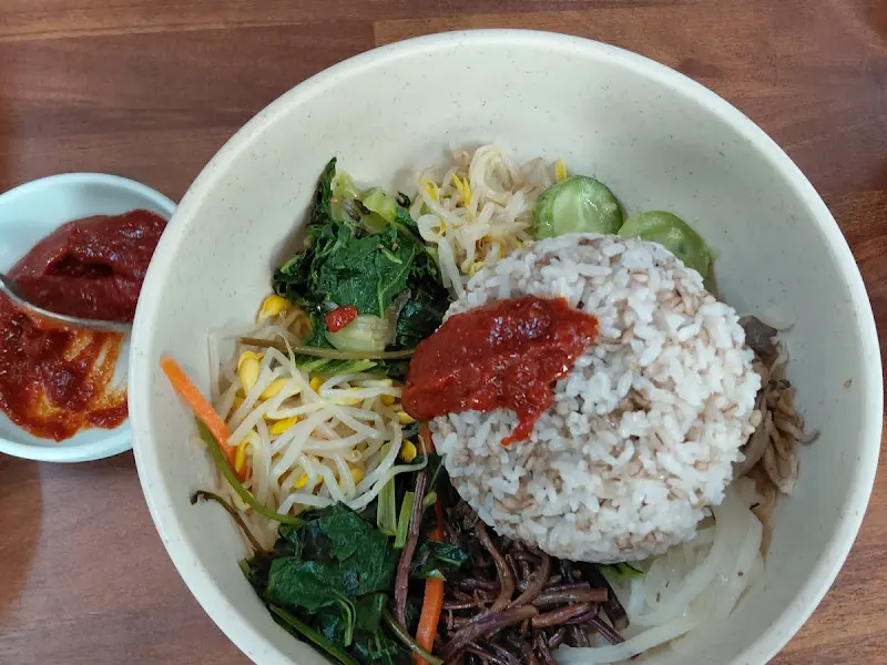 고추장을 넣은 보리밥 비빔밥