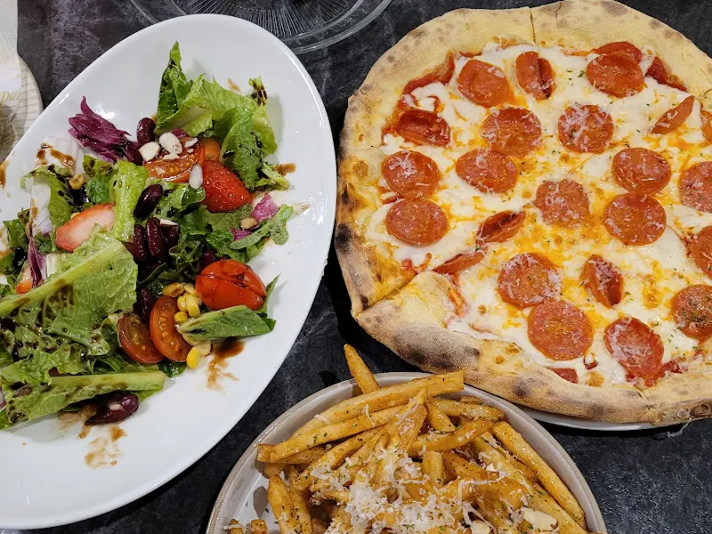 피자, 감자튀김, 샐러드