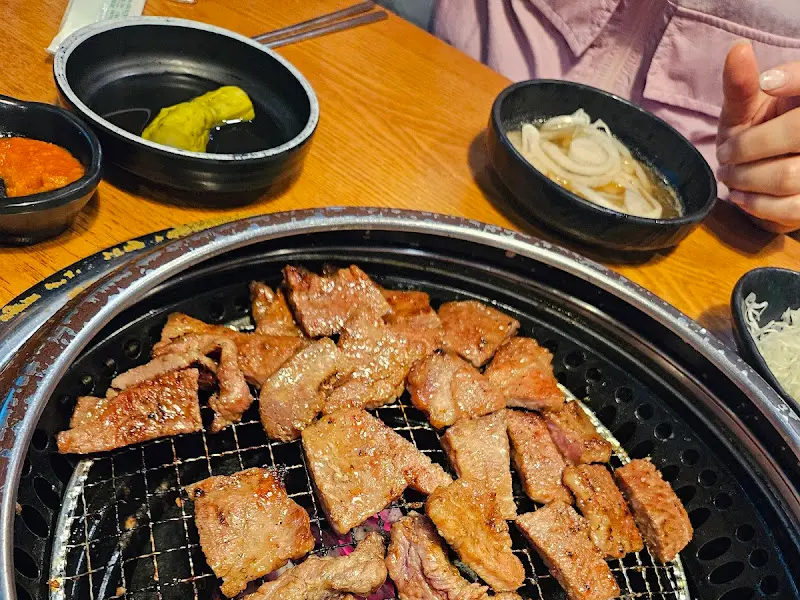 숯불 위에서 익어가는 갈비