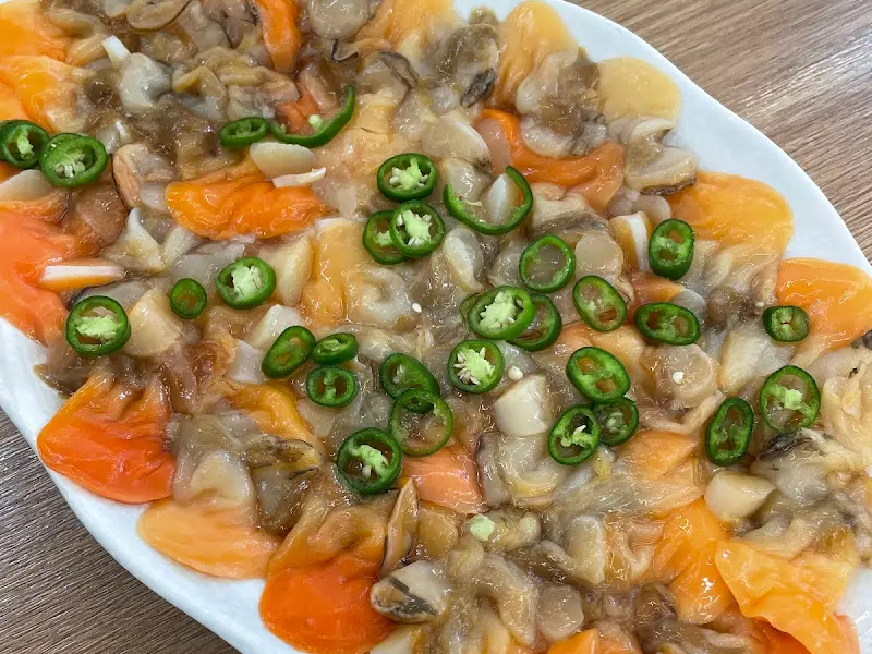 싱싱한 갈미조개 위에 얇게 썰린 청양고추가 올려져 있는 모습