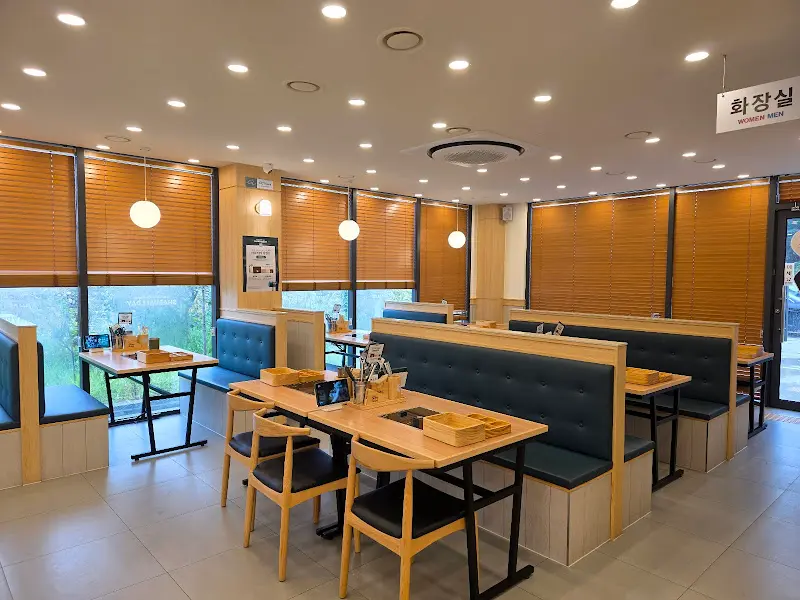넓고 쾌적한 식당 내부